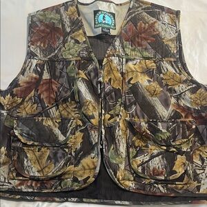 Camouflage Hunting Vest with Leaf Pattern